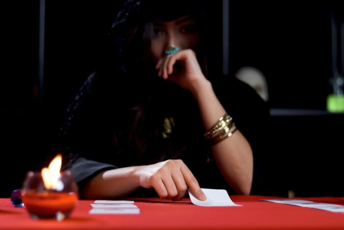 ギャル霊媒師『飯塚唯』の口コミや評判は？占いは本物なのかも解説