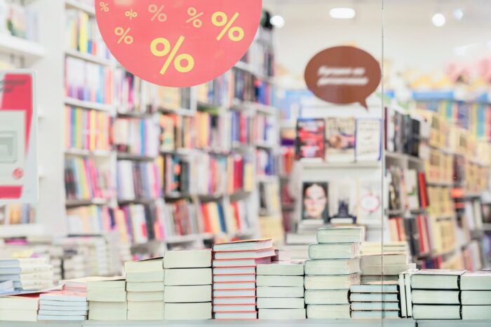 パシンペロンはやぶさは占いに関する書籍を出版している？